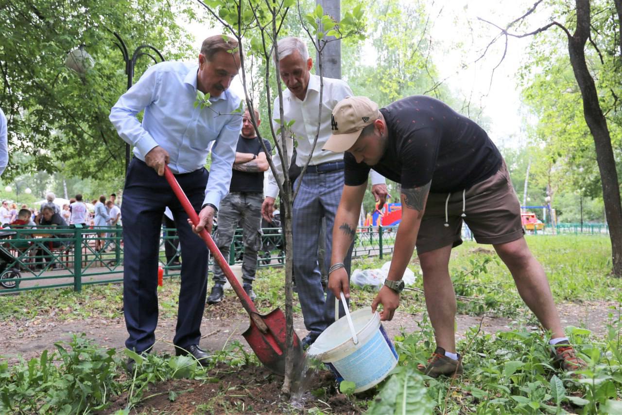 В Люберцах во время Дня соседей высадили саженцы сирени, черешни, яблони и  черемухи | Администрация городского округа Люберцы Московской области